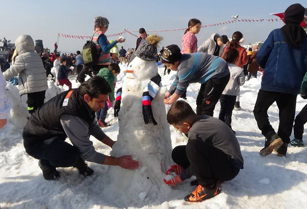 Mersin Sahiline Kamyonlarla Taşıdılar. Birkaç Saat Demeyip Şenlik Düzenlediler 9